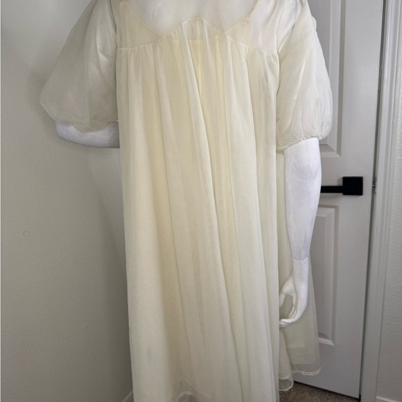 1960 Vintage Cream Chemise with Lace Detailing and Flowing Sleeves.  #148 - Picture 9 of 13
